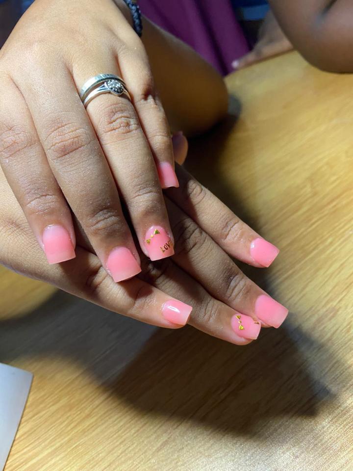 Uñas acrílicas en gel rosa